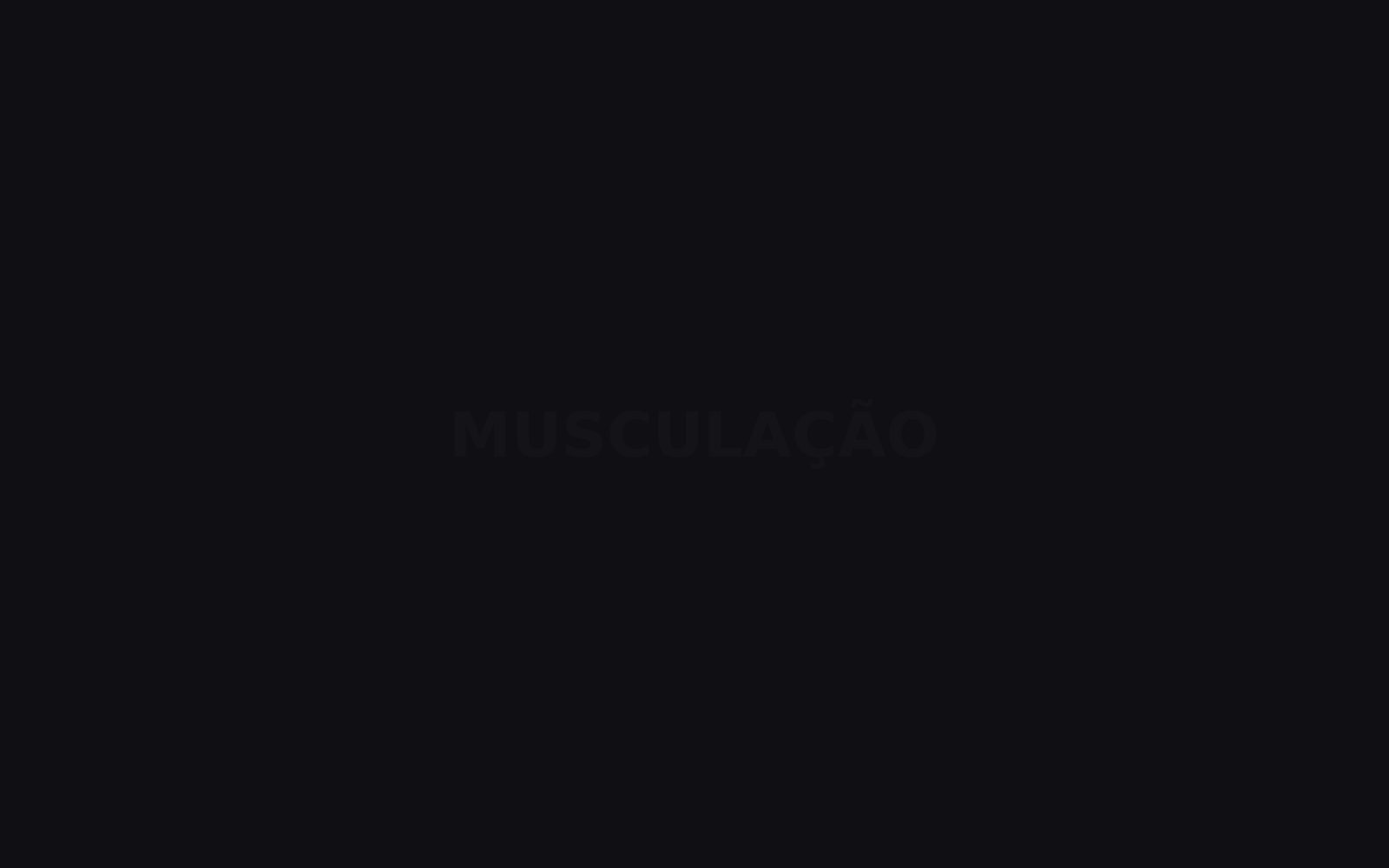 Área de musculação com halteres e anilhas